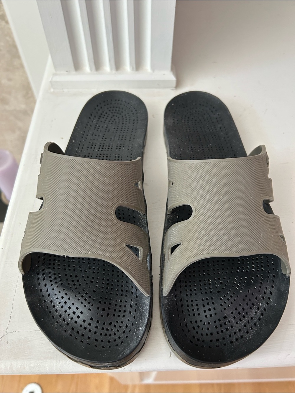 Sensi Neutral Gray Slip-On Rubber Spa Sandals Size 10